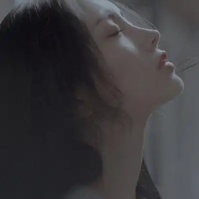 2021最流行的高冷侧脸女生头像