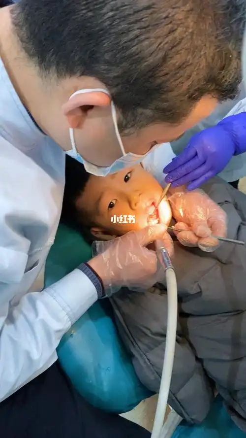 4岁宝宝补牙很坚强