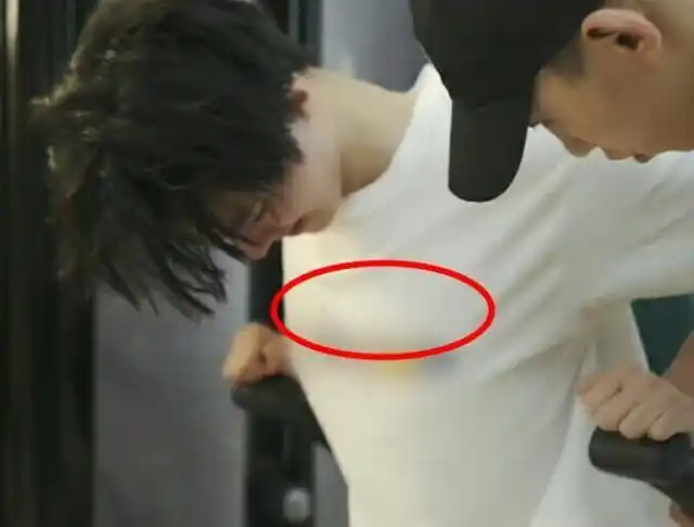 王俊凯正健身,突然一双手伸向他的胸肌,露出正脸粉丝表示原谅你