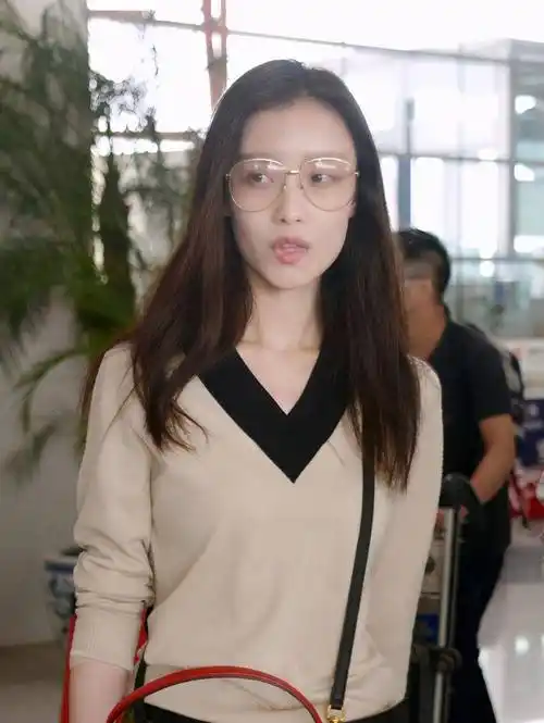 倪妮素颜与化妆判若两人,32岁肌肤状态感人,网友:也太实诚了_运动