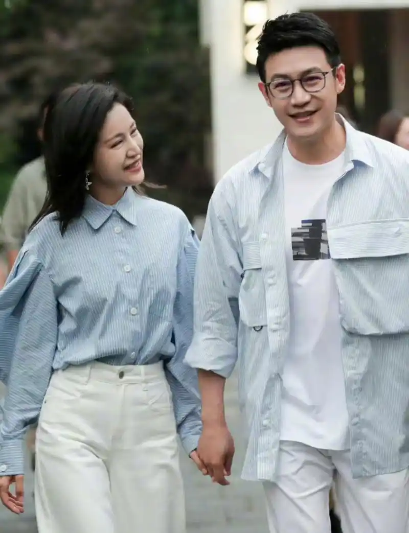 陆毅和老婆穿情侣装录综艺,两口子都是蓝色条纹衫加白裤子,扮相清爽显