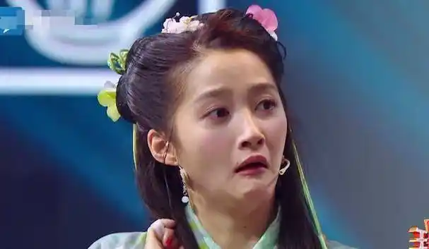 关晓彤被惩罚发最爱的人丑照,坚决不发男友鹿晗,晒了另一男人!