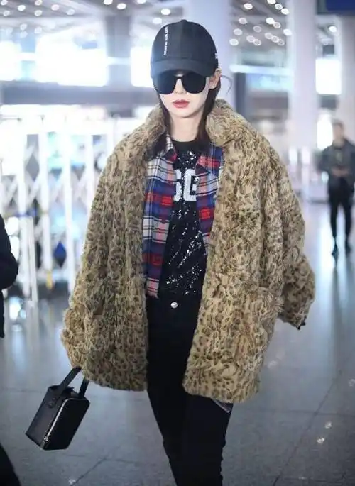 戚薇走机场穿出水准!三层叠搭"豹纹"毛毛大衣,时髦又保暖!