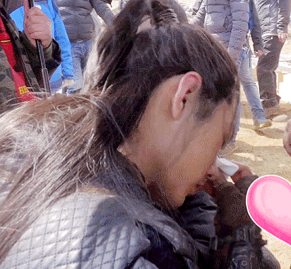 肖战《狼殿下》花絮公开 风沙进眼睛戴上墨镜变身大佬战