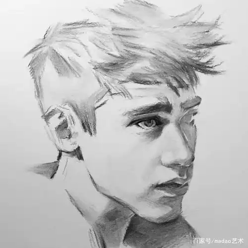 今天分享一组素描大神画的头像步骤图,不会画头像的小伙伴赶紧收藏