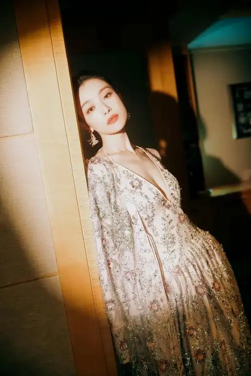 倪妮露肩礼服##vogue时尚之力盛会##倪妮 花神降临