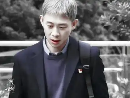 身着burberry的银发科长,张译饰演的安欣,风采卓然