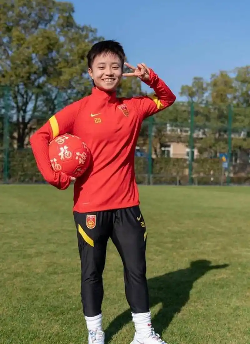年仅22岁的中国女足国家队队员——张琳艳,荣膺瑞士女超金球奖.