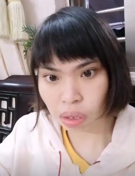 而对于那些不友好的言论,比如有个别的网友直接说女子"丑",说女子配不