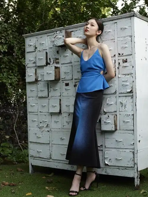 "太子妃"邵芸写真释出 演绎蓝色系裙装的独家浪漫插图1