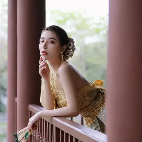 不同色调下的傣族姑娘