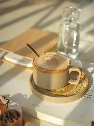 咖啡文艺 i> i>书 /i> /i> i>桌 /i>午后惬意时光