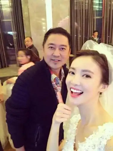 金晨穿婚纱与众星合照 感慨电视剧完结