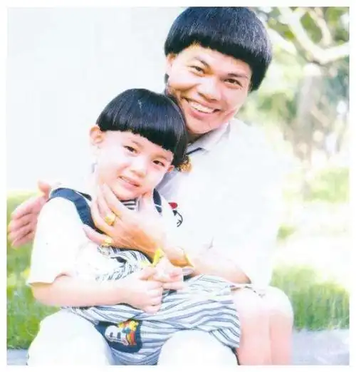 被老婆一夜败光,香港第一丑,儿子却非常帅气|周星驰|八两金|儿子_新浪