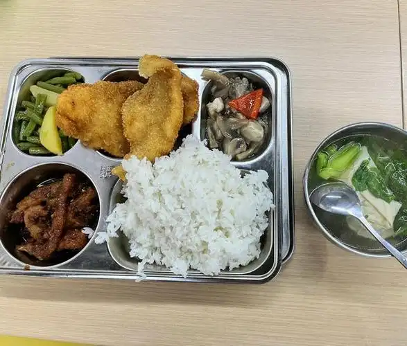 上海姑娘晒国企工作餐,周一到周五都是肉,网友:长胖怪厨师长