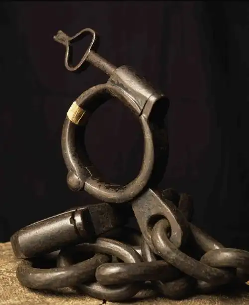 《铁链》(iron shackle),克林克监狱博物馆,伦敦,英国,2015年(60 x 50