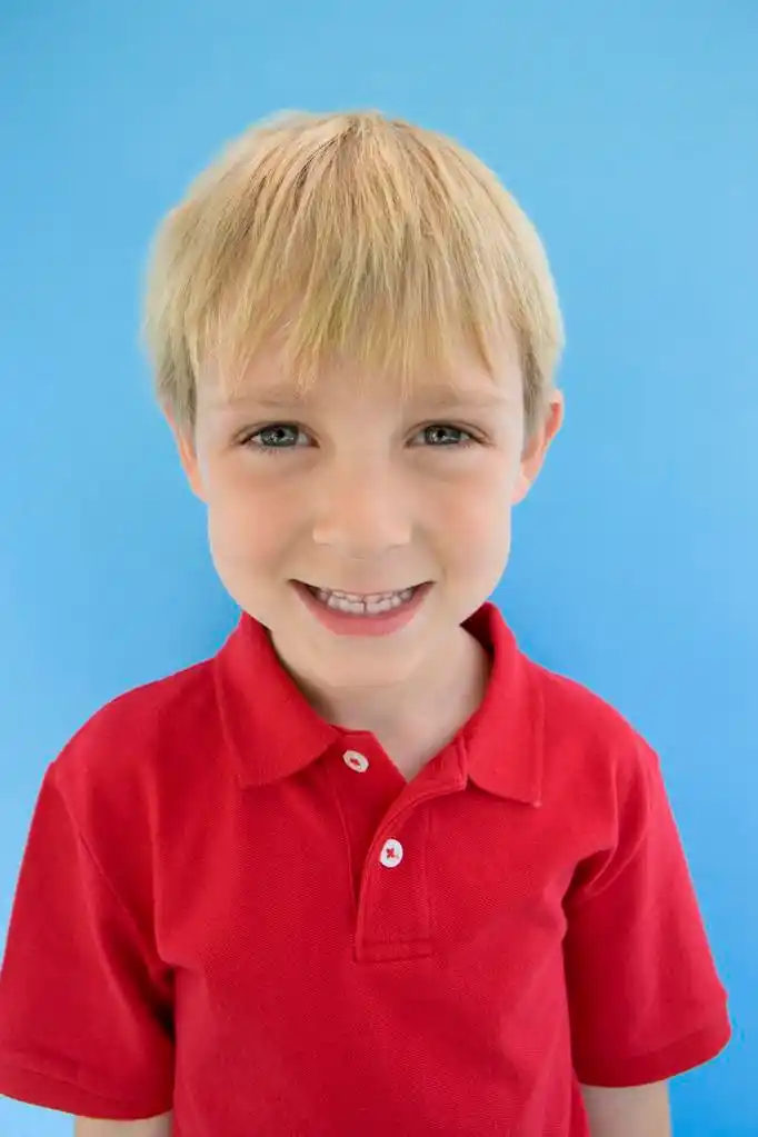 快乐的白种人孩子,快乐的白种人孩子孤立在蓝色背景的肖像