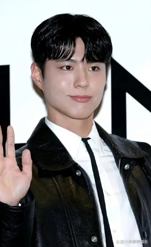 朴宝剑颜值大翻车,出席活动油光满面,皮衣搭配超短裤打扮姨化