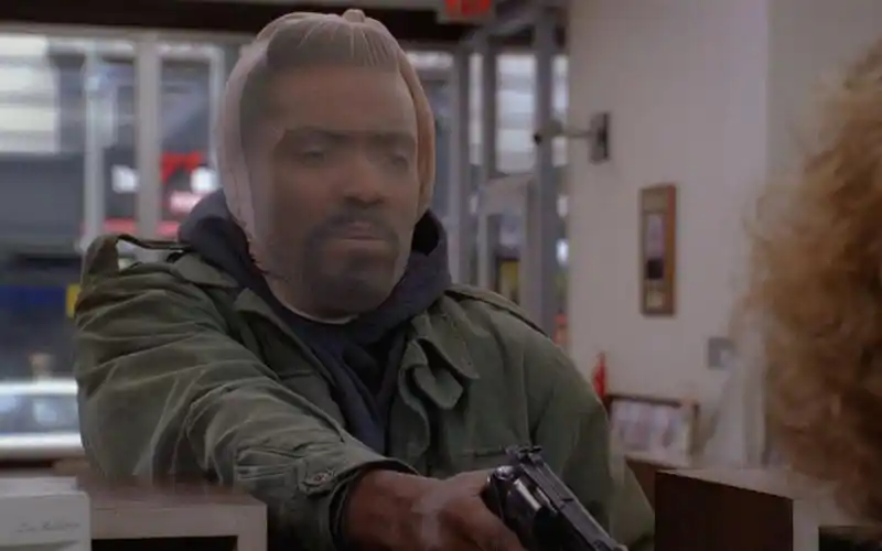 别人拿枪抢银行他拿枪去银行找工作搞笑讽刺喜剧洋葱电影