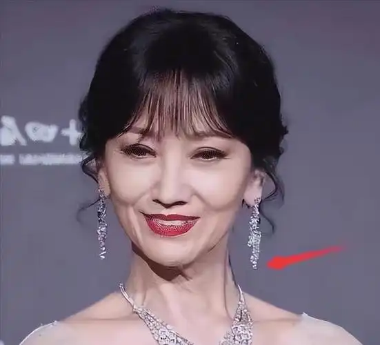 冻龄女神都是假的?赵雅芝靠精修图,刘晓庆靠滤镜,王祖贤最自然