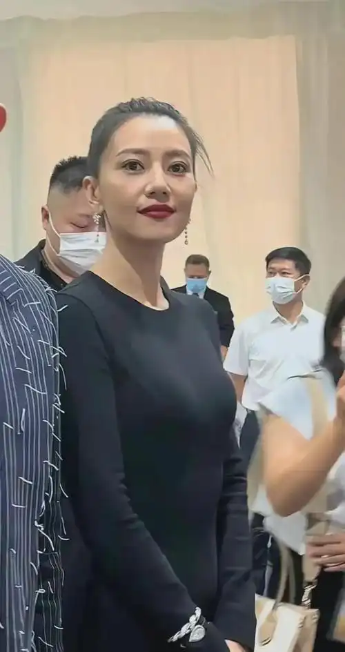 高圆圆这张生图明显老态了,不化妆就路人一个吧!