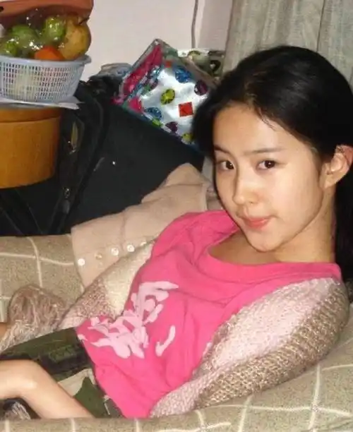 看了刘亦菲才知道,真正的美女,不需要凹造型,随手一拍就很美_粉色