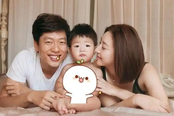 凌潇肃现在老婆是谁?