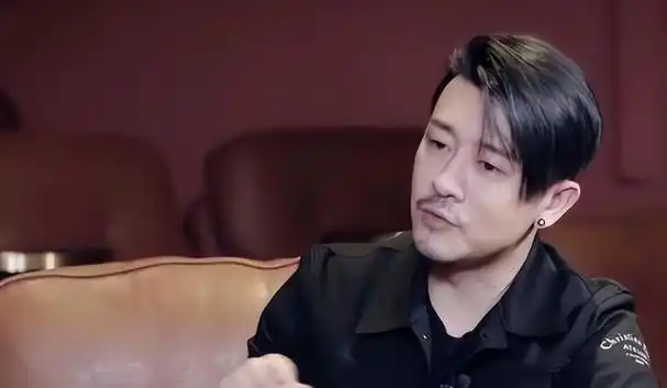 亲妈是导演干妈是导演20年都捧不红他却在娶妻改名后火了