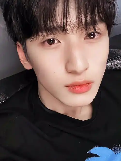 亲,就是有一点点干巴,kisskiss润一润嘻嘻cr:unvarnished·lee#严浩翔