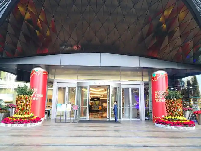 mall各大门出入口,客梯口以及手扶梯口摆放张贴温馨提示,所有进去商场