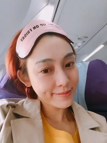 组图:范玮琪机场时髦街拍休闲风 素颜皮肤好