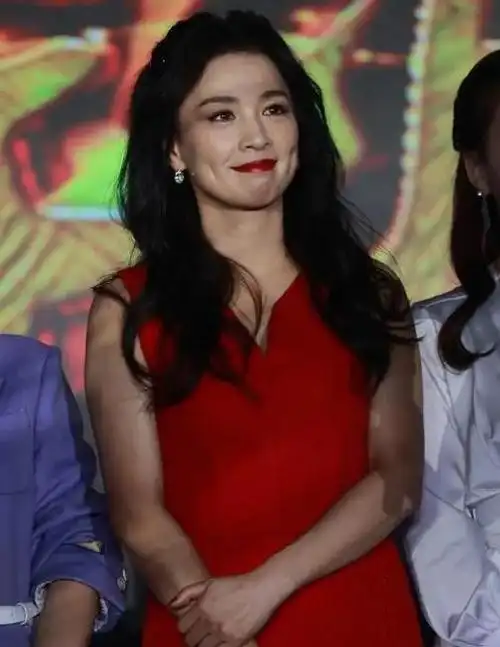 50岁张庭终于不扮嫩穿红色连衣裙出活动皮肤白皙魅力足