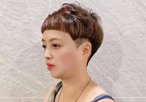 50岁女性剪露耳短发才真减龄2022年中老年女士前卫时尚超短发设计