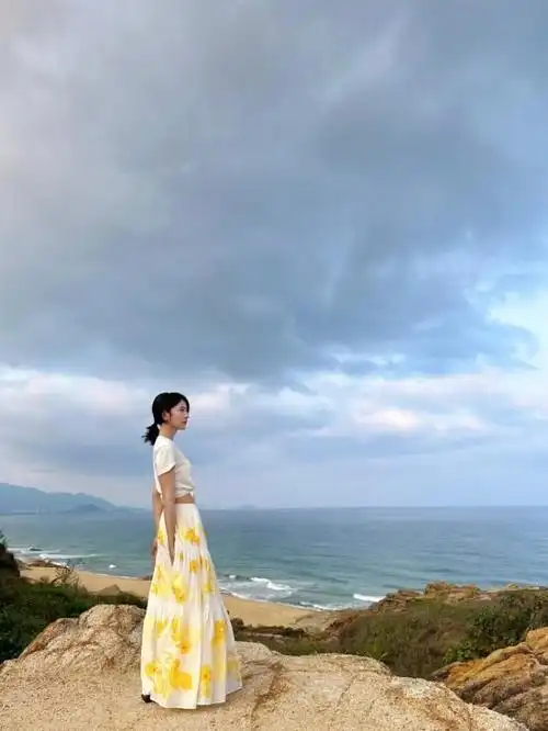 新浪娱乐讯 23日,高圆圆晒出一组海边随拍照,照片中,高圆圆一身黑色