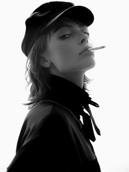 帅气的美女抽烟黑白照