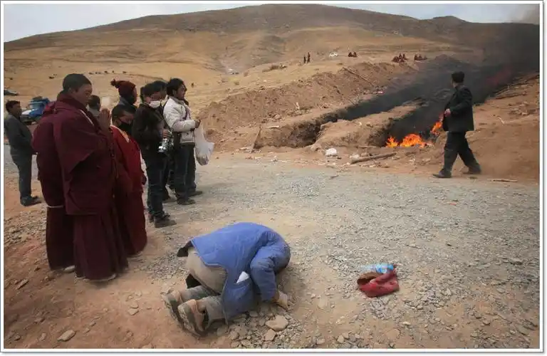 玉树遇难者集体火葬——本报记者现场纪实