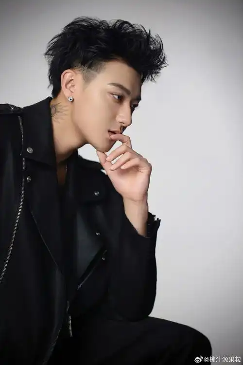 黄子韬直播间疑似回应恋情:"不公开有错吗,谁定义了谈恋爱作为艺人就