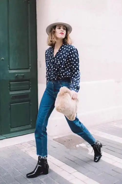 高腰西裤:想要质感搭配的话,可以尝试西裤式样的高腰裤,也就是我们之