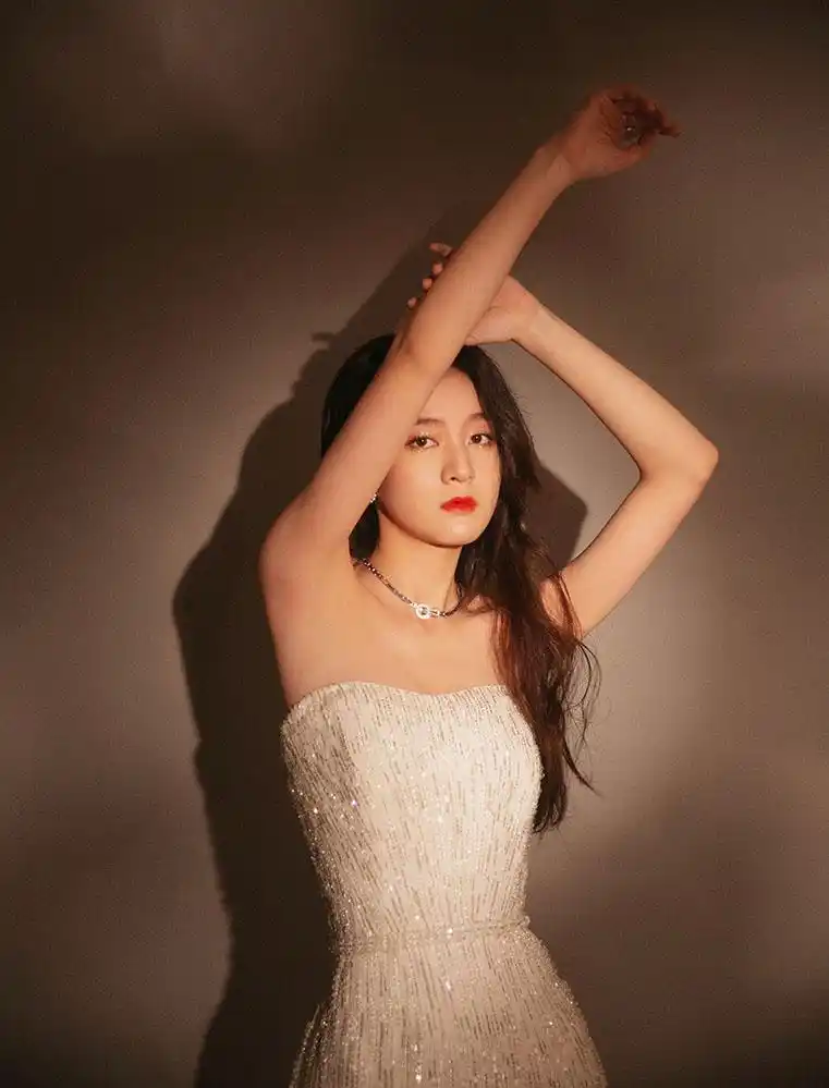 张雪迎长卷发双造型出镜红调明耀纯白动人