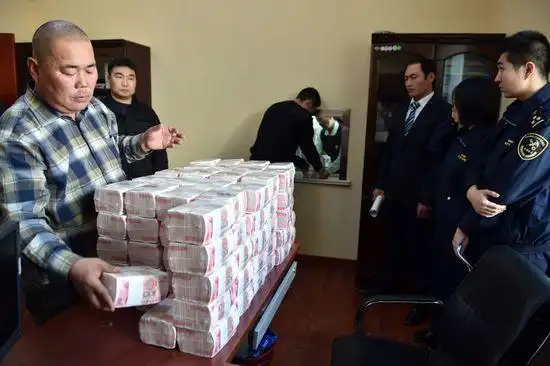 人民银行运钞车队押送发行基金行驶在从锡林郭勒去往二连浩特公路上