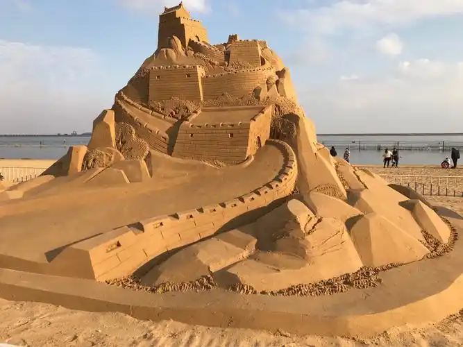 金山城市沙滩40多组浓缩锦绣中华的沙雕作品,由中国,俄罗斯,乌克兰等