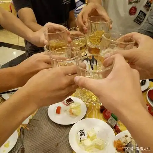 40年老酒鬼的喝酒总结酒桌上都是人情世故网友扎心了老铁