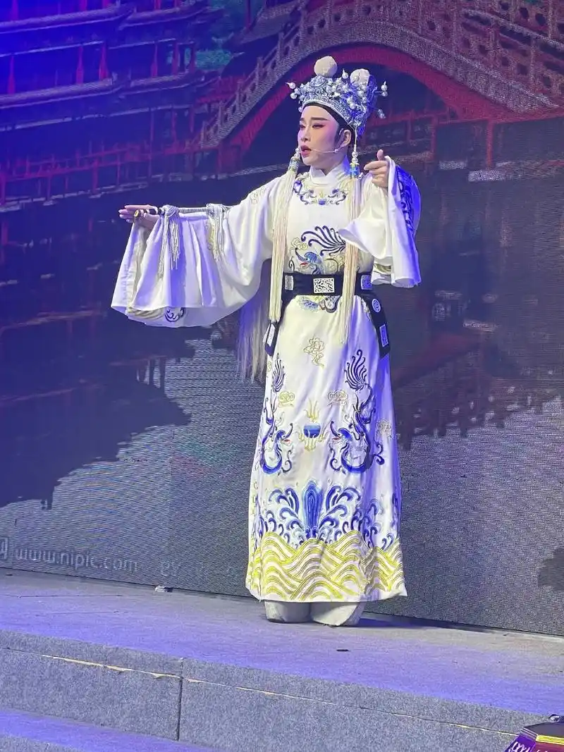 越剧小生熊莲芬 #台州椒江越艺越剧团 #来组狸猫换太子剧照 - 抖音