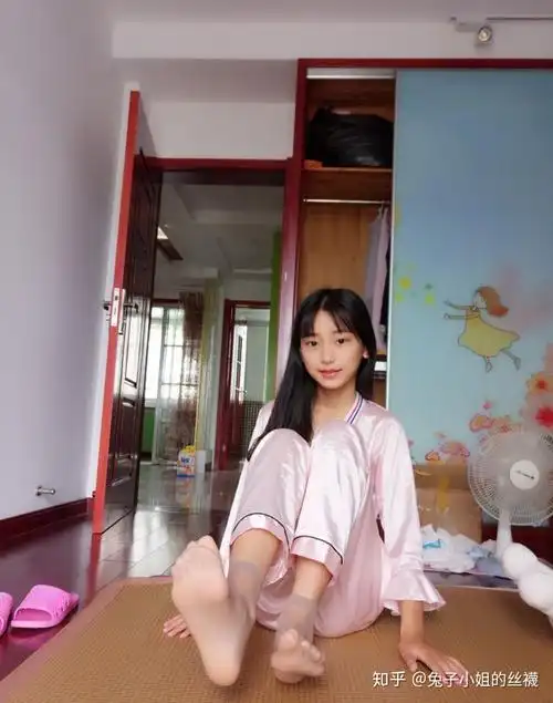 欣欣的肉丝小短靴丝袜配短靴你们觉得怎么样不好就直说