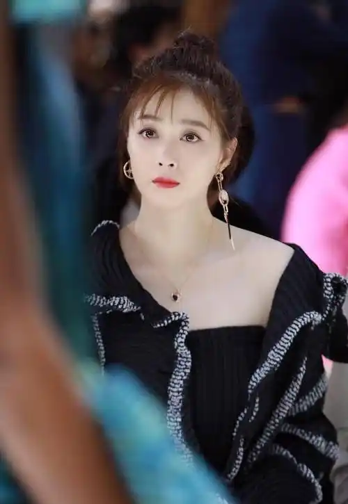 蒋欣身体有些微胖,但依旧是盛世美颜,蒋欣现在还是未婚女青年吗