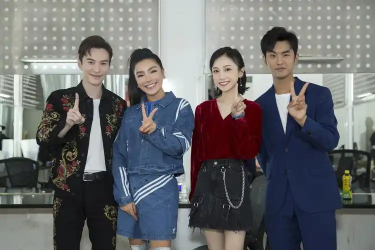 王冠逸金鹰节献唱 一身玫瑰西装宛若王子