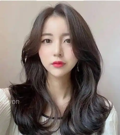 s卷一直是这些年特别流行的一款卷发发型,蓬松饱满显发量又特别的显瘦