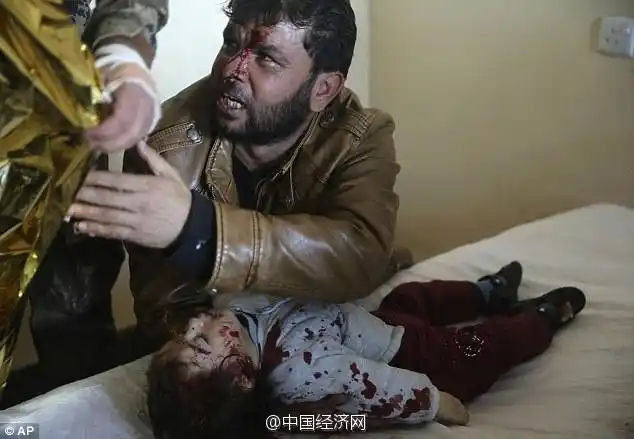 15月大女婴被is炸死 父亲怀抱遗体大哭