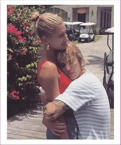 最近比伯和海莉订婚的消息传遍全球,这段分分合合,藕断丝连的感情终于