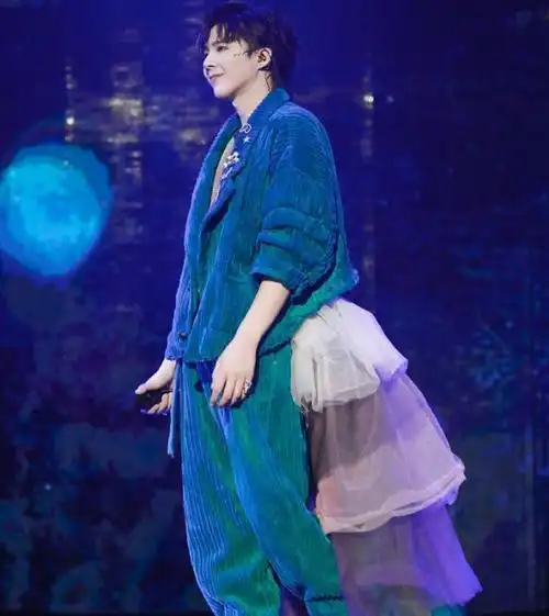 刘宇宁一身海洋色亮相舞台眉宇之间尽显帅气少年感十足